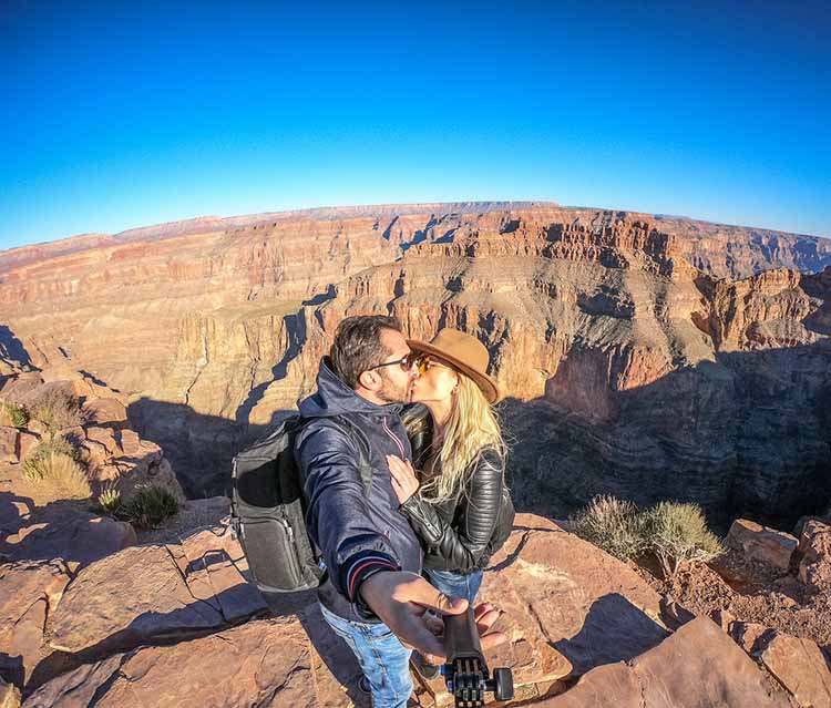 couple visiting grand canyon